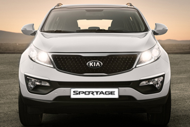 Hoe verbeter je één van je bestverkopende modellen? Voor die uitdaging stond Kia met de nieuwe Sportage. De upgrade lijkt meer dan geslaagd. Kia verkocht in 2013 bijna 90 duizend keer de Kia Sportage in Europa, een crossover die een aantrekkelijk uiterlijk koppelt aan dito prestaties en prijs. Maar tijdens de afgelopen Motorshow van Genève presenteerde Kia een update van de Sportage. Met nieuwe materialen in het interieur en een strakkere buitenkant. Op het oog overzichtelijke veranderingen, maar bij elkaar een aantrekkelijke vernieuwing. Vijf motieven om de Kia Sportage te overwegen: 1. De auto is nog stiller Dankzij bijvoorbeeld geluiddicht glas van de voorruit en een nieuwe bevestigingsmethode voor de versnellingsbak. 2. Een nieuwe motor Naast de handgeschakelde benzine- en dieselversies van respectievelijk 1,6 en 1,7 liter is er nu ook een krachtige nieuwe 2,0 liter motor, met eventueel een 6-traps automatische transmissie. Voor nog comfortabeler rijden. 3. Aantrekkelijke uitrusting Het nieuwe model kent LED-verlichting in de achterlichtunits, een fantastische geluidsinstallatie en een fraai nieuw scherm voor navigatie en instrumentarium. Oh ja, de grille is ook vernieuwd, net als het velgengamma. 4. Internationale erkenning De Sportage won al diverse prijzen voor zijn bijzonder productontwerp, zoals de iF Product Design Award en de Red Dot Design Award. 5. Vriendelijk voor hoofd en portemonnee Waar vind je 7 jaar garantie in combinatie met een aantrekkelijke prijs: de Sportage is er vanaf 23.995 euro inclusief 1.000 euro inruilpremie. Meer weten? Bekijk hier de details van Kia's nieuwe troef.