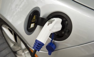 De laadpalen voor elektrische auto's zijn slecht beveiligd, waardoor het een klein kunstje zou zijn de laadpaal te kraken en je auto gratis op te laden. Netbeheerder Enexis en Stichting e-laad starten een onderzoek naar de beveiliging van de laadpalen. Gratis rijden door software te kraken, het doet denken aan de eerste generatie ov-chipkaart die, zo toonde journalist Brenno de Winter in januari 2011 aan, zeer eenvoudig te kraken was. En dat is geen toeval, want de laadpalen voor elektrische auto's beschikken over precies dezelfde beveiligingssoftware, schrijft Trouw woensdag. Netbeheerder Enexis en de Stichting e-laad, de stichting die laadpalen onderhoudt en plaatst, hebben hoogleraar Marko van Eekelen van de Radboud Universiteit gevraagd om mee te helpen aan een onderzoek naar de beveiliging van de laadpalen Van Eekelen is werkzaam aan dezelfde universiteit als de studenten die in 2008 al aantoonden dat de beveiliging van RFID-chips vaak te wensen overlaat. Die chip wordt veel gebruikt in digitale portemonnees zoals de ov-chipkaart, maar ook in pasjes waarmee iemand zich identificeert voor, bijvoorbeeld, de laadpaal voor de auto. Laadpaal kraken, gratis opladen Het systeem rond de laadpalen lijkt nu, net als de vroegere versies van de ov-chipkaart - te zijn beveiligd met eenvoudig te kraken beveiligingssoftware. Dat betekent dat het voor iemand met de juiste apparatuur en kennis redelijke eenvoudig zou moeten zijn om zijn auto gratis op te laden. Van Eekelen denkt dat het in theorie zelfs mogelijk is om via het kraken van de laadpalen het energienetwerk te verstoren. Zo zou een hacker de palen kunnen laten 'faken' dat ze aan het laden zijn zodat het energiebedrijf denkt dat er heel veel stroom wordt verbruikt, zo stelt Van Eekelen. Han Slootweg, hoogleraar aan de TU Eindhoven en gespecialiseerd in elektriciteitsnetwerken en tevens manager bij Enexis, ziet echter geen direct gevaar omdat de netbeheerders niet alleen afgaan op signalen van de software, maar ook de daadwerkelijk geleverde elektriciteit meten. Lees ook Elektrisch rijden: zo weet je welke laadpaal jij moet hebben Dringen voor de laadpaal: minder parkeerplek voor 'gewone auto' in grote steden