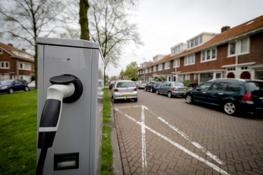 In Duitsland is het startsein gegeven voor de bouw van een dekkend netwerk van snellaadstations voor elektrische auto’s. Het is een gemeenschappelijk initiatief van de industrie en de overheid. Het nieuwe netwerk wordt gebouwd in stedelijke gebieden en langs hoofdwegen en moet een landelijk dekkend netwerk worden voor elektrische auto’s en plug-in hybride modellen. De snellaadstations moeten in minder dan een half uur een accu tot minstens 80 procent kunnen laden, waardoor de aanschaf van een elektrische auto aantrekkelijker wordt. Het project heet SLAM (Schnellladenetz für Achsen und Metropolen) en de automerken BMW, Daimler, Porsche en Volkswagen doen eraan mee en enkele technlogiepartners.