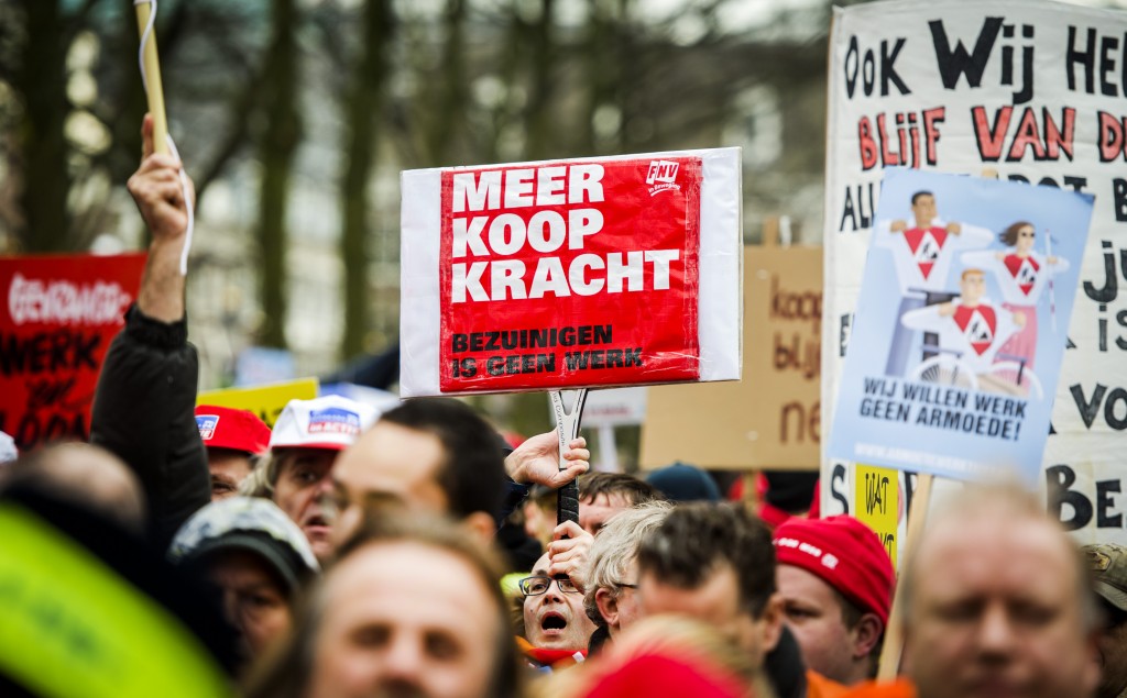 Het cao-overleg tussen werkgevers en werknemers blijft vastlopen op de hoge looneisen van de vakbonden, zeggen werkgevers. Meer dan de helft van de cao's in Nederland is inmiddels verlopen zonder dat er een nieuw akkoord is bereikt, zo blijkt uit cijfers van werkgeversvereniging AWVN. In januari, februari en maart werden ,,slechts'' 38 cao's afgesloten. Een aantal van 100 zou volgens de organisatie normaal zijn geweest voor de eerste drie maanden van het jaar. De looneis van 3 procent van de FNV blijkt telkens het struikelblok, aldus een woordvoerder.