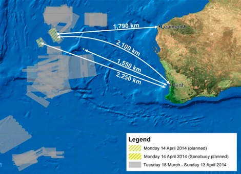 Australische bergingsploegen hebben maandag in de Indische Oceaan oliesporen ontdekt die mogelijk afkomstig zijn van Malaysia Airlines-vlucht MH370. Het hoofd van de onderzoeksmissie, Angus Houston, zei dat ongeveer twee liter olie (of brandstof) is gevonden in het gebied waar eerder akoestische signalen zijn opgevangen. In een laboratorium wordt nu onderzocht of de olie afkomstig is van de Maleisische Boeing 777-200ER die op 8 maart met 239 inzittenden verdween. Intussen zijn de signalen, die eerder uit het water werden opgevangen en zouden kunnen wijzen op de aanwezigheid van de zwarte dozen van de Boeing, al zes dagen niet meer gehoord. De onderzoekers houden er rekening mee dat de batterijen van de zwarte dozen leeg zijn. Mini-onderzeeboot ingezet Zolang er geen enkel onderdeel van het vliegtuig is gevonden kan het nog steeds dat alle tot nu gevonden sporen vals zijn. Houston benadrukte maandag dat de zoektocht "een zeer langzaam" proces is. Ook de Amerikaanse onbemande mini-onderzeeboot Bluefin 21 wordt sinds maandag ingezet om de Boeing van Malaysia Airlines te vinden. De Bluefin is een zogeheten autonomous underwater vehicle (AUV). Deze robot van vijf meter lang, een diameter van 50 centimeter en een gewicht van 750 kilo, kan tot een diepte van 4.500 meter afzinken. Een dergelijk vaartuig werd in 2009 ook gebruikt om de gecrashte Airbus A330 van Air France te vinden in de Atlantische Oceaan. Met succes: het Franse toestel werd -- in april 2011 -- gelokaliseerd en de zwarte dozen konden worden geborgen. Volg de luchtvaartsector op Luchtvaartnieuws.nl.