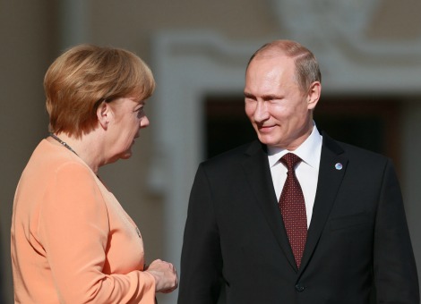 Duitsland vermoedt dat Rusland achter de schermen een rol speelt in de oplopende spanningen in het oosten van Oekraïne. "We hebben tal van bronnen die erop wijzen dat Rusland mogelijk een rol speelt in de onlusten'', aldus het Duitse ministerie van Buitenlandse Zaken. Westerse landen als de Verenigde Staten en Groot-Brittannië zeggen al langer dat Rusland de hand heeft in de onrust. Opstandelingen in het oosten van Oekraïne hebben in verscheidene steden overheidsgebouwen ingenomen. Het gaat om panden in onder meer Marioepol, Loehansk, Makijivka, Horlivka en Slaviansk. 'Referendum toekomst Oekraïne mogelijk' Interim-president Oleksandr Toertsjinov van Oekraïne is niet tegen een referendum over de toekomst van zijn land, zei hij maandag tegen een commissie van het parlement. Het referendum zou kunnen leiden tot een federaal Oekraïne waarin het Russsichsprekende oosten van het land veel meer bevoegdheden krijgt. Het referendum is een van de eisen van de opstandelingen die in het oosten regeringsgebouwen bezet houden. De volksraadpleging zou kunnen worden gehouden op zondag 25 mei. De Oekraïners kiezen dan een nieuwe president. Toertsjinov zei erop te vertrouwen dat de meerderheid van de Oekraïners zich zal uitspreken voor een verenigd, onafhankelijk land. De interim-president dreigde opnieuw met een "antiterroristische operatie", als opstandelingen de bezetting van regeringsgebouwen in het oosten van het land niet opgeven.