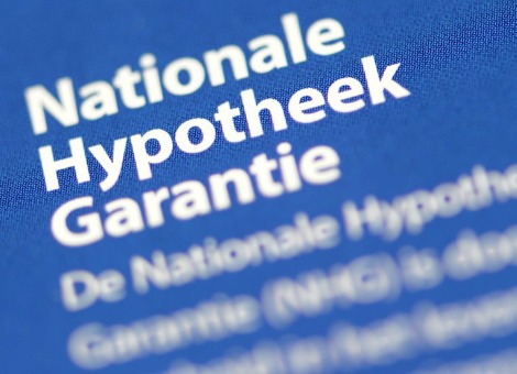 In de eerste helft van dit jaar hebben 46.700 huishoudens de aankoop van hun woning gefinancierd met een Nationale Hypotheek Garantie (NHG). Dat is een stijging van 15 procent ten opzichte van dezelfde periode vorig jaar. Dit blijkt uit donderdag gepubliceerde cijfers van Stichting Waarborgfonds Eigen Woning (WEW), die de garantie verstrekt. De groei past volgens het fonds bij de ontwikkelingen op de woningmarkt die tekenen van herstel vertoont. Inclusief de mensen die een beroep deden op de NHG om hun woning te verbeteren, steeg het totaal aantal garanties met 4 procent in vergelijking met een jaar geleden. Het aantal woningverbetergaranties vertoont al enige tijd een dalende lijn. In de eerste 6 maanden werden er 5100 verstrekt, tegen 8800 in het het eerste halfjaar 2013. Lees ook Thijs Peters: veel keus op huizenmarkt, als je van schrootjes houdt 'Huis kopen? Met flexcontract is huren beter idee'