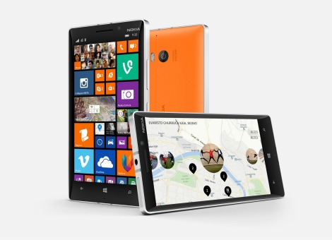 De Nokia Lumia 930 moet het beste van Microsoft en Lumia op foto- en videogebied gaan combineren. Het nieuwe vlaggenschip werd woensdag gepresenteerd door voormalig Nokia-topman Stephen Elop op Microsoft's Build-conferentie. Naast de Lumia 930 ontulde Nokia twee eenvoudigere modellen: de Lumia 635 en de Lumia 630. Alle drie de smartphones maken gebruik van Windows Phone 8.1, de nieuwste versie van Microsoft's mobiele besturingssysteem. Vergelijkbaar met de Lumia Icon De 930 heeft een 20 megapixel-camera met optische beeldstabilisatie die moet zorgen voor een betere gebruikservaring op het gebied van foto en video. De beelden kun je bekijken op het 5 inch, full hd-scherm van het toestel. De specificaties van de 930 lijken op de Lumia Icon die in de Verenigde Staten op de markt is gebracht. De 635 en de 630 hebben een kleiner scherm van 4,5 inch en een lagere resolutie van 800x480 pixels. De Nokia Lumia 930 heeft een 2,2 GHz Snapdragon 800 processor. Dat is dezelfde processor die te vinden is in onder andere de Samsung Galaxy Note 3 en de Sony Xperia Z1. De toestellen zijn verkrijgbaar in knalgroen, oranje, geel, wit en zwart. Topmodel is prijzig Het prijskaartje van het topmodel is niet gering: de Nokia Lumia 930 zal 599 euro exclusief btw gaan kosten en is vanaf juni verkrijgbaar in Europa. De Nokia Lumia 630 zal ongeveer 119 euro kosten; voor de 635 ben je rond de 149 euro kwijt zonder btw. De 630 zal ook verkrijgbaar zijn als dual-sim variant, een handige optie om werk en privé op dezelfde telefoon onder te brengen. Lees ook Herwin Thole: Windows Phone is minder relevant dan ooit tevoren