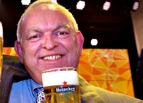 Ex-topman van Heineken Philip de Ridder maakt zich kwaad over de accijnsverhogingen op alcohol van de afgelopen jaren. "In de prijs van een kratje bier van 12 euro zit 5 euro aan accijns en belastingen. Dat is volstrekt doorgeschoten'', zegt De Ridder zaterdag in een interview met De Telegraaf. Het kabinet verhoogde op 1 januari 2013 de accijnzen op bier met 10 procent. Een jaar later kwam daar nog eens een verhoging van 5,75 procent bij. De Ridder noemt het accijnsbeleid van de overheid "een schande'' voor horecaondernemers. Niet om het feit dat er accijns wordt geheven, maar om "de frequentie en de hoogte van de bedragen: 30 procent accijnsverhoging in 2009, 10 procent in 2013 en 5,75 procent in 2014''. "Dit kan echt niet meer'', aldus De Ridder. Verhoging minimumleeftijd 'overhaaste actie' De verhoging van de minimumleeftijd voor alcohol van 16 jaar naar 18 jaar was wat De Ridder betreft een "overhaaste actie''. "Eindelijk begon de grens van 16 jaar te werken en begon de samenleving het te accepteren. De stap naar 18 jaar is veel te snel genomen, daar hadden we een paar jaar mee moeten wachten. Nu zie je dat jongeren tussen de 16 en 18 de regels ontduiken op alle mogelijke manieren." De Ridder nam afgelopen week na 30 jaar afscheid als algemeen directeur van Heineken Nederland. Lees ook Hoge accijns sterke drank nekt slijters 11 miljard aan accijns in 2013: opbrengst loopt iets terug