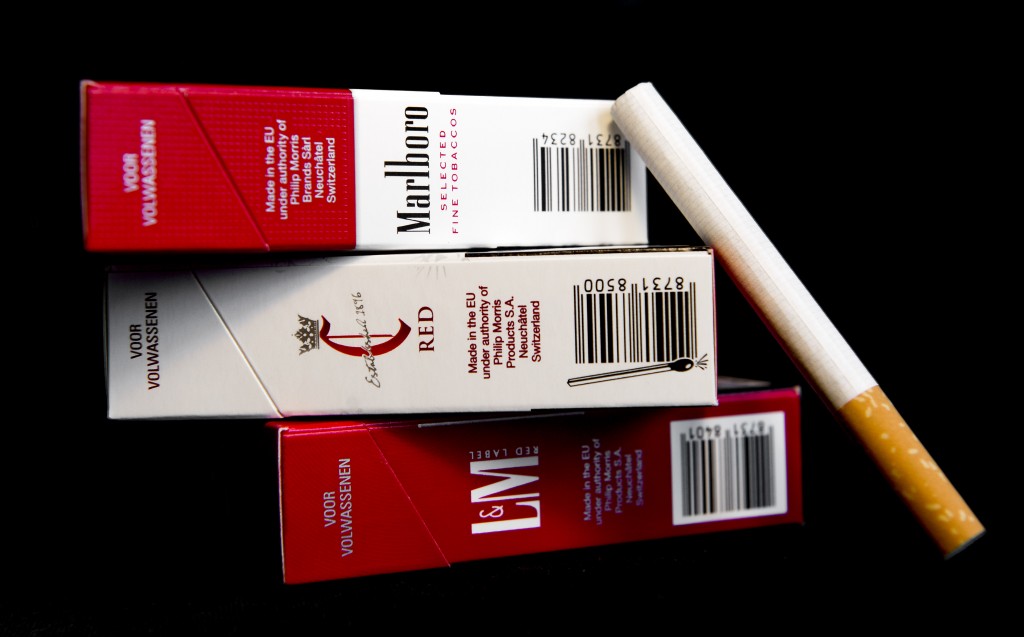 Tabaksproducent Philip Morris International, die onlangs aankondigde zijn fabriek in Bergen op Zoom te willen sluiten, heeft in het afgelopen kwartaal een lagere winst behaald dan een jaar eerder. Het bedrijf verhoogde de prijzen om de dalende tabaksverkoop op te vangen, maar dat kon niet voorkomen dat de winst en omzet daalden, zo blijkt uit cijfers die donderdag werden gepubliceerd. De nettowinst ging met 12 procent omlaag in vergelijking met een jaar eerder, tot 1,88 miljard dollar (1,3 miljard euro). De totale omzet lag bijna 9 procent lager op 6,9 miljard dollar. Het Amerikaanse bedrijf, dat zijn tabaksproducten alleen buiten de Verenigde Staten verkoopt, zag het volume dalen met 4,4 procent, maar door prijsverhogingen werd wel 406 miljoen dollar aan de omzet toegevoegd. Philips Morris verhoogde zijn winstverwachting voor het hele jaar naar een bandbreedte van 5,09 tot 5,19 dollar per aandeel. Eerder werd gerekend op 5,02 tot 5,12 dollar per aandeel. Door de voorgenomen sluiting van de fabriek in Bergen op Zoom raken waarschijnlijk 1230 van de 1371 werknemers bij die vestiging hun baan kwijt. De sluiting moet uiterlijk op 1 oktober van dit jaar gebeuren. Het moederbedrijf van merken als Marlboro, Chesterfield en Parliament zag in alle regio's de verkoop van sigaretten dalen. In de Europese Unie nam die met 2,9 procent af tot 41,7 miljard sigaretten. De sterkste verkoopdaling deed zich voor in Oost-Europa, het Midden-Oosten en Afrika met een krimp van 7,2 procent. De totale sigarettenverkoop zakte afgelopen kwartaal tot 196 miljard stuks.