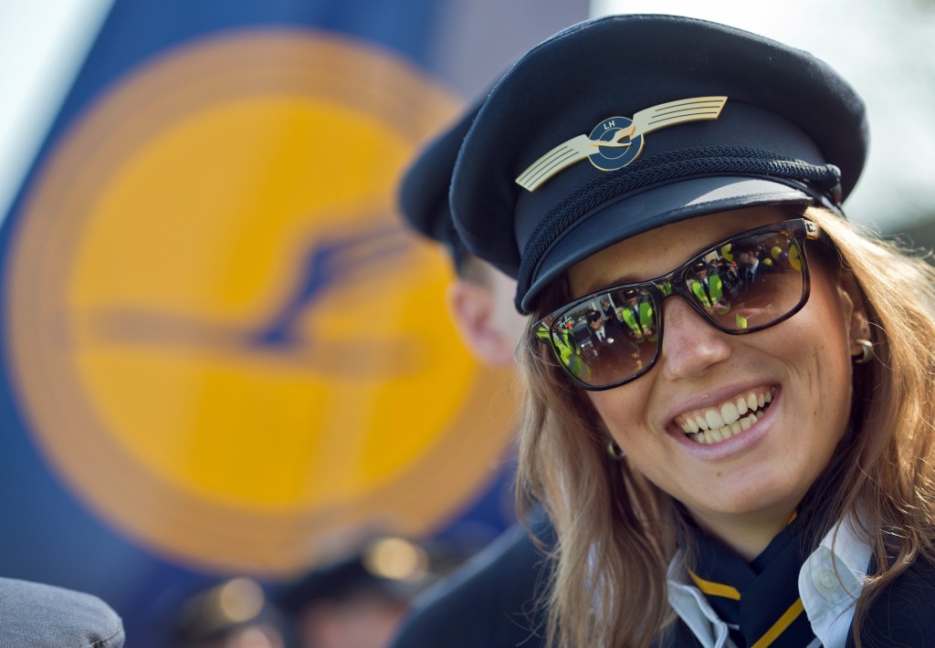 Door de pilotenstaking bij Lufthansa worden de komende 2 dagen meer dan 1000 vluchten geannuleerd. Dat maakte Lufthansa maandag bekend. De annuleringen komen bovenop de duizenden vluchten die de Duitse luchtvaartmaatschappij eerder dit jaar al moest schrappen door werkonderbrekingen. De piloten zijn in conflict met het bestuur van het luchtvaartconcern over bezuinigingsplannen, waarbij onder meer de pensioenleeftijd wordt verhoogd. De vliegers van de langeafstandsvluchten leggen dinsdag het werk neer tussen 06.00 uur en 23.59 uur. De korte tot middellange afstanden worden getroffen tussen maandag 13.00 uur en dinsdag 23.59 uur. Eerdere acties van de piloten troffen het Europese verkeer van Lufthansa en dat van budgetdochter Germanwings. De serie stakingen is de langste ooit in de geschiedenis van het luchtvaartconcern. Reizigers op Schiphol hoeven zich geen zorgen te maken over eventuele gevolgen van de Duitse pilotenstaking. "Er is hier weinig van te merken", liet een woordvoerder maandag weten.
