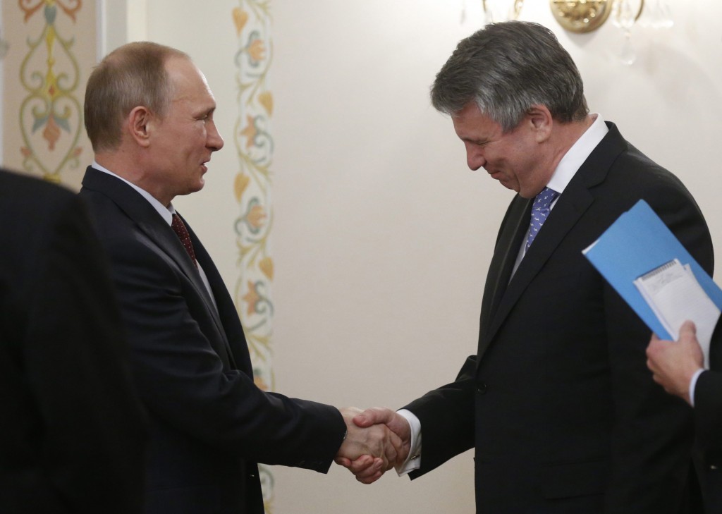 Shell zal voorlopig terughoudend zijn met nieuwe investeringen in Rusland. De prioriteit ligt bij de geplande uitbreiding van de productiecapaciteit van het gasproject Sakhalin II, waarin het energieconcern samenwerkt met het Russische staatsbedrijf Gazprom. Dat heeft financieel topman Simon Henry woensdag gezegd in een toelichting op de kwartaalcijfers. Shell werkt al 20 jaar samen met Gazprom aan Sakhalin II en verzekerde zich onlangs van de broodnodige steun van de Russische president Vladimir Poetin voor de gewenste uitbreiding van dat offshoreproject. Henry zei dat de zaken die de oliemaatschappij doet in Rusland tot dusver nog niet hebben geleden onder de spanningen rond Oekraïne. Volgens de financieel directeur zal Shell zich houden aan sancties die in verband met de Oekraïense kwestie tegen Rusland zijn of nog worden afgekondigd. Hij voegde daar aan toe dat het nog wat te vroeg is om in te schatten hoe de zaken zich verder zullen ontwikkelen.