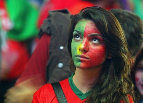 Portugal probeert woensdag voor het eerst in jaren weer een langlopende staatslening in de markt te zetten. Daarmee bereid het land zich voor op het verwachte einde aan de noodsteun van de eurolanden en het Internationaal Monetair Fonds (IMF). Portugal hoopt 500 tot 750 miljoen euro op te halen met een lening met een looptijd van 10 jaar. Die obligatieveiling moet een indicatie geven van de marktomstandigheden voor het land, dat sinds 2011 leunt op de financiële steun van Europa en het IMF. Die voorzagen Portugal in totaal voor 78 miljard euro aan noodkredieten, omdat de Portugese overheid alleen nog tegen torenhoge rentes geld kon lenen op de financiële markten. De afgelopen tijd is de rente op Portugese staatsleningen stevig gedaald. Het rendement op bestaande 10-jaarsobligaties stond woensdag op 3,6 procent. Tijdens het dieptepunt van de schuldencrisis piekte de rente nog op bijna 16 procent. Grieken ook terug Begin april keerden ook de Grieken terug op de financiële markten. Het ministerie heeft diverse internationale banken ingehuurd om de uitgifte van een lening met een looptijd van 5 jaar voor te bereiden. Hoeveel geld die obligaties moeten opbrengen is nog niet bekend. Ingewijden denken dat de Griekse overheid mikt op 2,5 miljard euro.