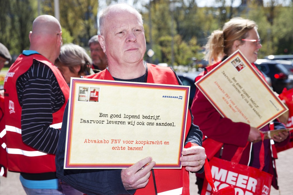 Postbezorgers en andere medewerkers van PostNL hebben woensdag actie gevoerd rond de aandeelhoudersvergadering van het postbedrijf. Zij wezen er daarbij op dat PostNL steeds meer diensten inhuurt, waardoor de echte werkgelegenheid bij het bedrijf afneemt. "De werknemers zijn het belangrijkste aandeel van het bedrijf'', stelde een woordvoerster van vakbond Abvakabo FNV. "Zij willen echte banen met een bijpassend koopkrachtplaatje. Nu wordt veel werk uitbesteed, maar met een betere organisatie zouden meer mensen in dienst kunnen worden genomen.'' PostNL werkt momenteel aan een omvangrijke reorganisatie, waarbij postbodes die in fulltime dienst waren, worden vervangen door in deeltijd werkende bezorgers. Daarnaast wordt bij de bezorging van pakketten veel gebruikgemaakt van zelfstandige chauffeurs, die niet bij het bedrijf in dienst zijn. De vakbond onderhandelt momenteel met PostNL over een nieuwe cao. Daarbij wordt ingezet op nieuwe banen en behoud van koopkracht. De partijen hebben nog geen akkoord bereikt, maar Abvakabo heeft "het volste vertrouwen'' dat er uiteindelijk overeenstemming zal worden bereikt.
