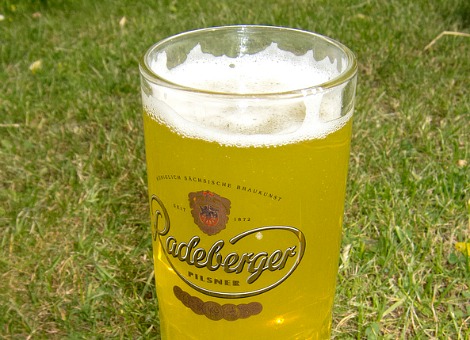 Nog eens zes bierbrouwers moeten in Duitsland zwaar boeten voor verboden prijsafspraken die zij in het verleden onderling maakten. Radeberger (een dochterbedrijf van Dr. Oetker), het Deense Carlsberg en vier regionale brouwers kregen woensdag van het Bundeskartellamt miljoenenboetes opgelegd. Ook een regionale branchevereniging in de aan Nederland grenzende deelstaat Noordrijnland-Westfalen is op de vingers getikt, evenals zeven persoonlijk verantwoordelijke managers. Het totale boetebedrag komt uit op 231,2 miljoen euro. Carlsberg en Radeberger nemen daarvan het leeuwendeel voor hun rekening. In januari slingerde de concurrentiewaakhond al vijf brouwers op de bon, Warsteiner, Bitburger, Krombacher, Veltins en Barre. Zij moesten bij elkaar opgeteld 106,5 miljoen euro betalen. De Duitse tak van Anheuser-Busch InBev kreeg als verklikker van het kartel geen straf. Afspraken over prijsverhoging De brouwerijen hebben volgens de mededingingsautoriteit onderling afspraken gemaakt over verhogingen van de prijzen. Daardoor ging de prijs van fustbier in zowel 2006 als 2008 met 5 tot 7 euro per hectoliter omhoog. Ook werd in 2008 een prijsverhoging afgesproken voor flesbier waardoor een krat van 20 halveliterflessen 1 euro duurder werd. De elf bestrafte brouwers zijn volgens president Andreas Mundt van het Bundeskartellamt samen goed voor meer dan de helft de Duitse biermarkt, waar jaarlijks ruim 7 miljard euro in omgaat. Hij noemde de hoge boetes gezien de forse omzetten van de betrokken firma's "passend en noodzakelijk".