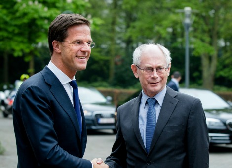 Mark Rutte heeft in 2012 gedreigd de eurozone te verlaten. De premier zou dat tijdens een overleg in het Catshuis hebben gezegd tegen EU-president Herman Van Rompuy, schrijft de Volkskrant op basis van diverse betrokkenen. Rutte en de Rijksvoorlichtingsdienst stellen dat het dreigement de euro op te geven nooit aan de orde is geweest. Volgens de RVD ging het wel om een "stevig gesprek". Rutte was het niet eens met plannen van Van Rompuy, die wilde dat lidstaten strikte afspraken met Brussel zouden maken over noodzakelijke economische hervormingen. De landen die zich hielden aan die contracten, zouden worden beloond. Rutte was hier sterk tegen en reageerde volgens betrokkenen fel: "als het zo gaat gebeuren, stapt Nederland uit de eurozone". Aanwezigen typeren de uitspraken van Rutte volgens de Volkskrant als 'verkiezingskoorts' richting de Tweede Kamerverkiezingen van 2012. Rutte zelf echter stelt tegenover de krant dat het dreigement nooit aan de orde is geweest. Hij zegt dat hij Van Rompuy "in stevige bewoordingen'' duidelijk heeft gemaakt dat hij desnoods zijn vetorecht zou gebruiken om de plannen tegen te gaan. Van Rompuy zegt overigens zelf niet te kunnen herinneren dat het dreigement van Rutte zo sterk was.
