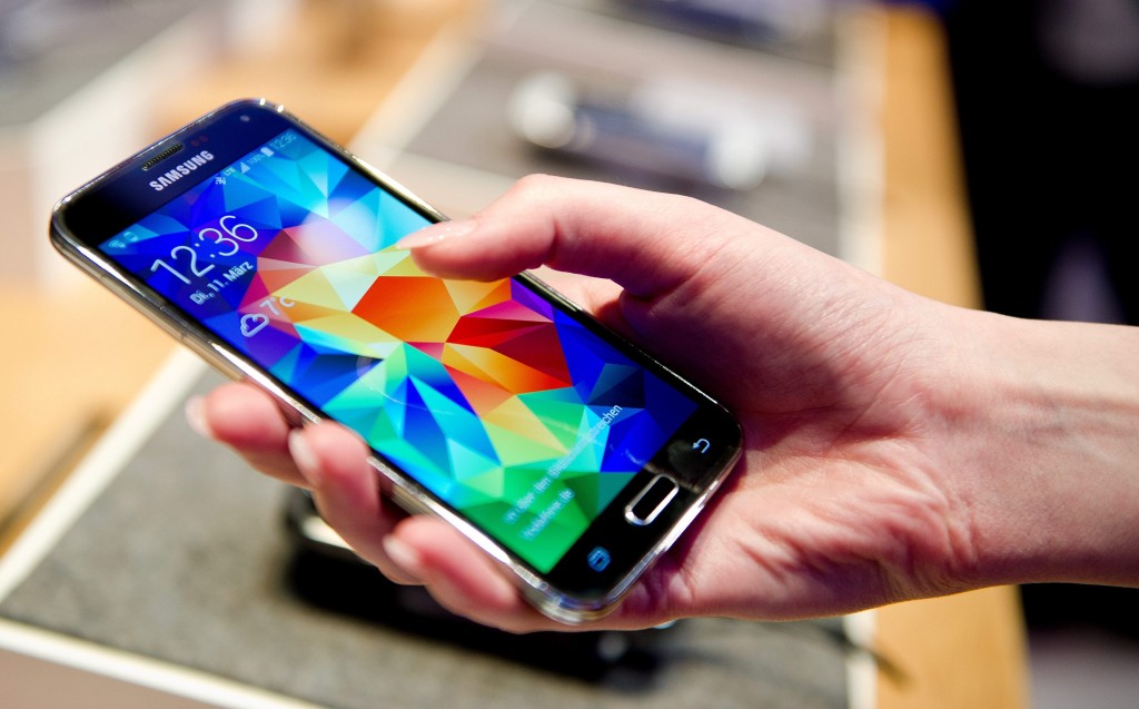 De Samsung Galaxy S5 moet dit jaar het nieuwe vlaggenschip worden van de Zuid-Koreaanse technologiereus. De verwachtingen zijn hooggespannen na het grote succes van de Galaxy S4. Maar kan Samsung dat echt waarmaken? Vanaf 11 april is Samsungs nieuwe smartphone, de Galaxy S5, ook in Nederland te koop. Nu de voorbestellingen zijn gestart, is het tijd om het toestel onder de loep te nemen: wat is echt nieuw? En waarom zou je een Galaxy S5 nemen, in plaats van de S4 of een andere smartphone?