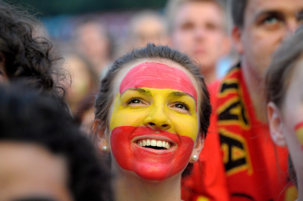 De groei van de Spaanse economie is in het derde kwartaal iets afgezwakt ten opzichte van de voorgaande periode. Dat blijkt uit cijfers die het Spaanse bureau voor de statistiek donderdag publiceerde. De groei kwam uit op 0,5 procent op kwartaalbasis, terwijl in het tweede kwartaal nog een vooruitgang werd opgetekend van 0,6 procent. Op jaarbasis ging de economie van Spanje in het derde kwartaal met 1,6 procent vooruit, na een groei met 1,2 procent in de voorgaande periode. Verder werd gemeld dat de consumentenprijzen in Spanje in oktober met 0,2 procent zijn gedaald in vergelijking met een jaar eerder. Dat inflatiecijfer is gebaseerd op de geharmoniseerde Europese rekenmethode.