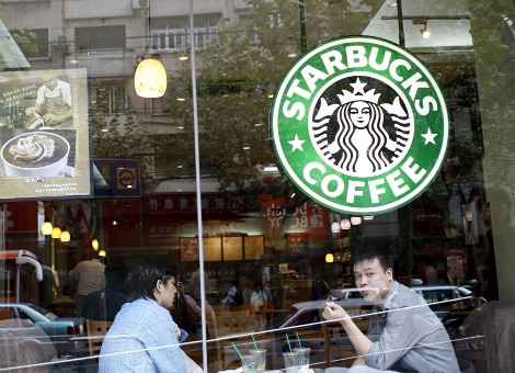 De Amerikaanse koffieketen verhuist het hoofdkantoor van Amsterdam naar Londen. Het besluit heeft volgens de directie niets te maken met het verwijt dat het hoofdkantoor in Nederland stond om belasting te ontwijken. Starbucks wil haar Europese hoofdkantoor in Londen hebben, omdat het daar de meeste vestigingen heeft. Dat stelt Kris Engskov, directeur van Starbucks in Europa, woensdag in Het Financieele Dagblad. De tweede reden is het feit dat Costa Coffee, de grootste concurrent, ook in Londen zit. Engskov ontkent in de krant dat de verhuizing iets te maken heeft met de kritiek die het bedrijf heeft gekregen in het Verenigd Koninkrijk ten aanzien van het betalen van belasting. Belastingrel Hoewel Starbucks in het VK meer dan 800 vestigingen heeft, betaalde het er in vijftien jaar tijd alleen in 2007 belasting. Al die andere jaren had het bedrijf verlies gemaakt. Criticasters stellen dat het gaat om een papieren 'verlies'. Winsten werden volgens Britse politici weggesluisd richting Amsterdam. Volgens Engskov maakte de keten wel degelijk verlies in Engeland vanwege de hoge huren. Banenverlies voor Nederland Voor Nederland betekent het vertrek van Starbucks, naast het verlies van een onbekend aantal banen, ook het jaarlijks mislopen van enkele tonnen in euro's aan vennootschapsbelasting, zo rekende het FD uit. Ook maakte de keten duidelijk dat het behalve in de drie grote markten, het Verenigd Koninkrijk, Duitsland en Frankrijk, geen eigen winkels meer wil in Europa. In andere landen, waaronder Nederland, wordt gezocht naar franchisenemers. Lees ook Hoe Starbucks het lek boven kreeg in Europa door franchisen Franchise: gouden kans of gouden kooi? Copy koffie? Starbucks daagt Thaise broers voor rechter om kopiëren logo