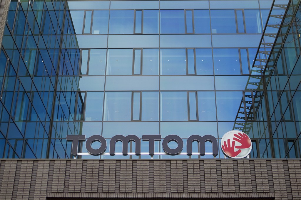 TomTom heeft in het eerste kwartaal een omzet behaald van 205 miljoen euro, 2 procent meer dan een jaar eerder. Analisten rekenden op een daling van de opbrengsten. Een belastingmeevaller hielp het navigatiebedrijf bovendien tegen de verwachtingen in aan een nettowinst van 8 miljoen euro, waar vorig jaar een verlies van 2 miljoen euro werd geboekt.