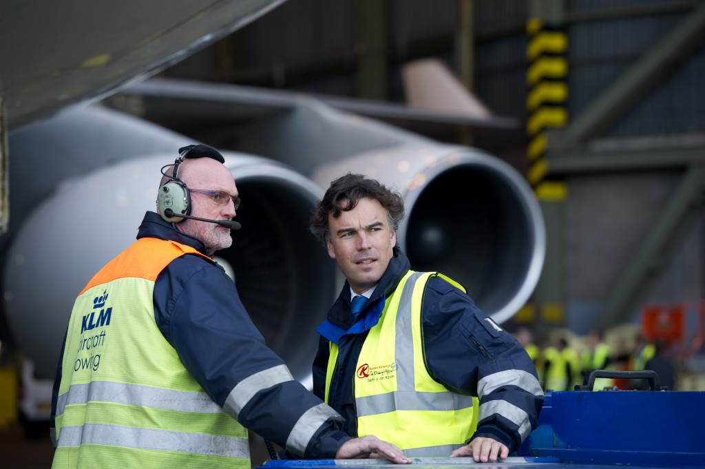 Het bestuur van Air France-KLM gaat nog deze maand in gesprek over mogelijke ingrepen bij de verlieslatende vrachtactiviteiten. Daarbij liggen ook plannen op tafel om vluchten met alleen goederen aan boord helemaal te staken. Dat meldde persbureau Bloomberg vrijdag op basis van ingewijden. De Frans-Nederlandse luchtvaartgroep is al bezig zijn vrachtvloot uit te dunnen. Bij Air France worden twee van de vier zogeheten full freighters, toestellen die alleen vracht vervoeren, dit jaar uitgefaseerd. KLM gaat van tien naar acht van zulke toestellen. Het is de bedoeling dat meer vracht meegaat in het ruim van passagiersvliegtuigen. KLM liet vorige maand al weten alle opties voor het vrachtvervoer open te houden, op geruchten dat het al zijn full freighters van de hand zou willen doen. Air France-KLM lijdt door de lage vraag en overcapaciteit al jaren verlies op het goederenvervoer.