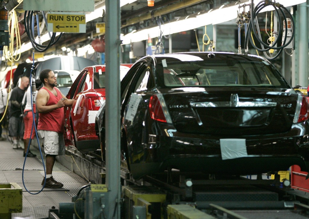 De fabrieksorders in de Verenigde Staten zijn in juli met 10,5 procent gestegen ten opzichte van de voorgaande maand. Dat liet het Amerikaanse ministerie van Handel woensdag weten. De sterke groei kwam niet onverwacht. Economen voorspelden in doorsnee zelfs een stijging met 11 procent. Exclusief transportmiddelen daalden de fabrieksorders overigens met 0,8 procent in juli. Uit een nieuwe schatting bleek dat de orders in juni met 1,5 procent toenamen. Eerder werd voor die maand een groei van 1,1 procent gemeld.