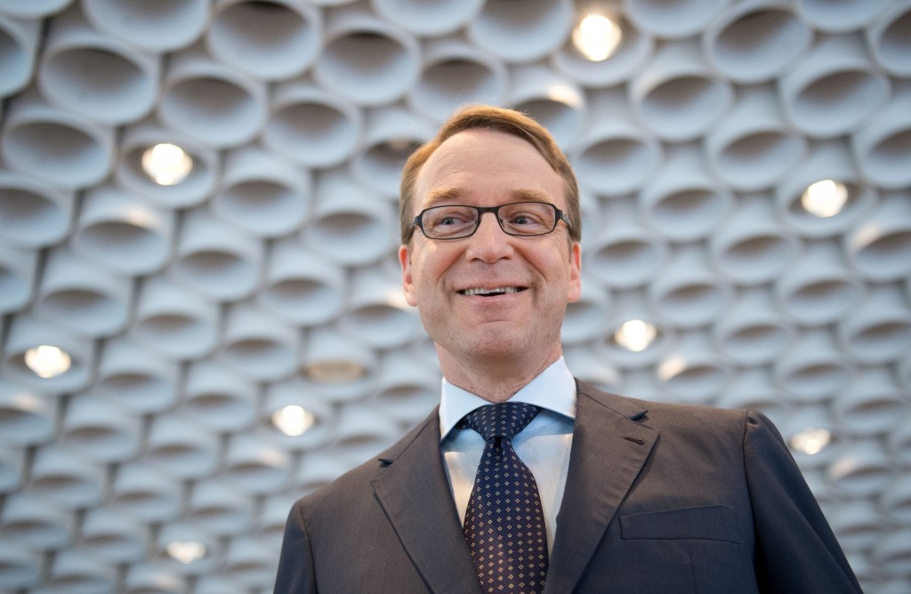 De crisis in de eurozone is nog lang niet volledig opgelost. Daarom is het van groot belang dat de eurolanden hun eigen strengere regels nu strikt naleven. Dat stelde de Duitse centralebankpresident Jens Weidmann maandag bij een bezoek aan Amsterdam. "Het eindsignaal van de eerste helft heeft geklonken, maar er is geen tijd voor rust'', zei Weidmann over de eurocrisis. "Zoals in een marathon zal de tweede helft van het parcours zwaarder voelen dan de eerste helft.'' Met de eerste stappen naar een bankenunie en de grotere bevoegdheden voor Brussel om landen aan te spreken op hun economische beleid is de afgelopen jaren vooruitgang geboekt bij de aanpak van de fouten in de eurozone, stelde Weidmann. "Maar nu moeten we die regels strikt naleven. Een volledige economische unie zie ik er voorlopig niet van komen, dus moeten we zorgen dat de individuele verantwoordelijkheid van landen echt werkt." 'Frankrijk moet regels naleven' Weidmann wees expliciet naar Frankrijk, dat meer tijd wil krijgen om zijn financiën op orde te krijgen. "Als Frankrijk zich nu al niet aan de regels houdt, waarom zouden andere landen het dan wel doen? Alleen strengere regels zijn niet genoeg, we moeten ze naleven." DNB-president Klaas Knot sloot zich aan bij de oproep van zijn Duitse collega. "Er zijn meer structurele hervormingen nodig, het is zorgelijk dat 'founding fathers' van de EU als Frankrijk en Italië op dat vlak achterlopen", stelde hij. Achterblijvende productiviteit De noodzaak van verdere hervormingen geldt volgens de centrale bankiers echter ook voor de sterkere landen van de muntunie. Weidmann wees daarbij onder meer op de achterblijvende productiviteit in de dienstensector. Hogere lonen in Duitsland helpen het economisch herstel in de eurozone volgens de president van de Bundesbank niet vooruit. Die versterken alleen de positie van concurrenten buiten de eurozone, terwijl het slecht zou uitpakken voor de Duitse arbeidsmarkt.