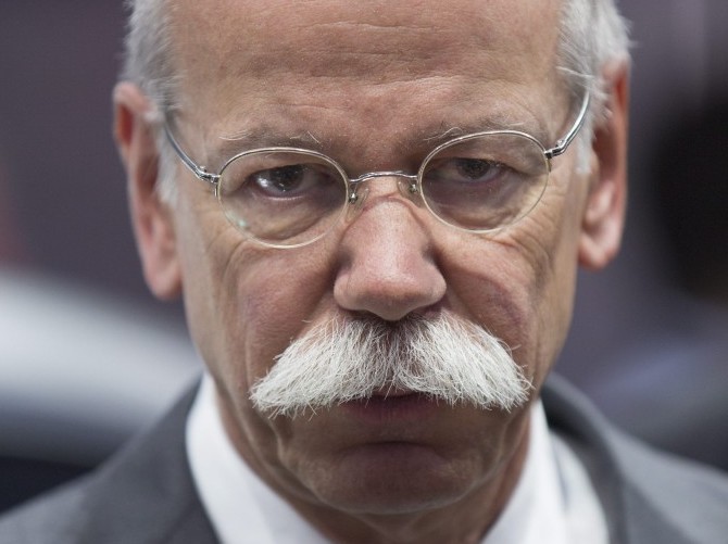 Het Duitse autoconcern Daimler, moederbedrijf van Mercedes-Benz, gaat tot en met 2020 circa 1,5 miljard euro investeren om zijn fabriek in Sindelfingen te moderniseren. Dat maakte Daimler woensdag bekend. Sindelfingen, even buiten Stuttgart, is de grootste productiefaciliteit van het bedrijf en biedt werk aan meer dan 22.000 werknemers. De werknemers in Sindelfingen hebben op hun beurt ingestemd met flexibelere arbeidsvoorwaarden waardoor minstens 100 miljoen euro aan kosten kunnen worden bespaard. Daimler bouwt bij de fabriek onder meer de S-klasse en de E-klasse. De fabriek in Sindelfingen viert volgend jaar zijn 100-jarige bestaan.