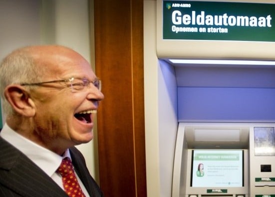 ABN Amro heeft over het eerste kwartaal van dit jaar een nettowinst geboekt van 311 miljoen euro, een kwart minder dan in dezelfde periode vorig jaar. In dit resultaat is een heffing verwerkt die de Staat heeft opgelegd als bijdrage aan de kosten van de nationalisatie van SNS Bank in 2012. Exclusief deze bijzondere post, realiseerde ABN Amro een winst van 378 miljoen euro. Dat is 88 miljoen euro meer dan een jaar geleden. Dat is een resultaat dat topman Gerrit Zalm tevreden stemt. ,,Al met al was het eerste kwartaal een goede start van het jaar'', zegt hij vrijdag in een toelichting.