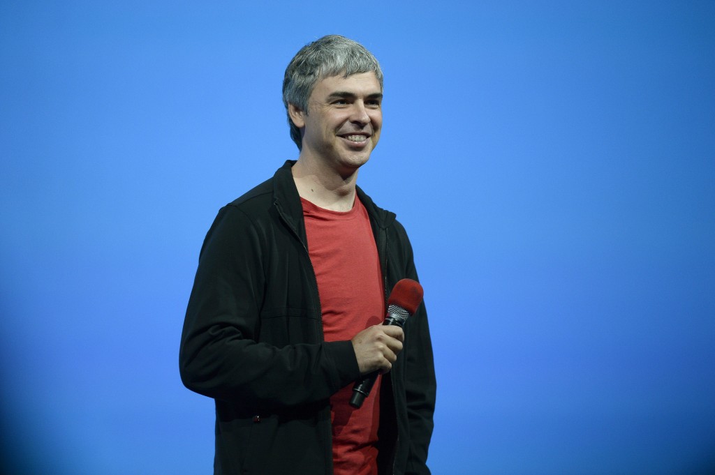 Google houdt een groot deel van zijn contanten aan op rekeningen buiten de VS zodat het tot 30 miljard dollar (22 miljard euro) kan gebruiken voor mogelijke overnames. Dat staat in documenten die het internetbedrijf indiende bij toezichthouders. Google behaalt ongeveer de helft van zijn omzet buiten de VS. Door geld op rekeningen in het buitenland te zetten, draagt het bedrijf daarover geen belasting af in het thuisland. ,,We gaan er nog steeds van uit dat we een substantieel deel van onze buitenlandse tegoeden gaan gebruiken voor overnames. Het is een redelijke aanname dat we daarvoor 20 tot 30 miljard dollar nodig hebben.'' Het internetbedrijf, dat in eigen land bekritiseert wordt voor het 'parkeren' van geld in het buitenland, wordt steeds actiever op de overnamemarkt. Eerder dit jaar werd de maker van digitale thermostaten Nest gekocht voor 3,2 miljard dollar. Daarnaast werd een aantal kleine acquisities gedaan. Overigens is Google niet het enige techbedrijf dat het geld dat het buiten de VS ook daar, meestal in Ierland, parkeert. Ook Apple houdt grote hoeveelheden cash aan, met name in Europa. lees ook De Ierse vrouw die Apple miljarden rijker maakte Zonder cashvoorraad is Google groter dan Apple