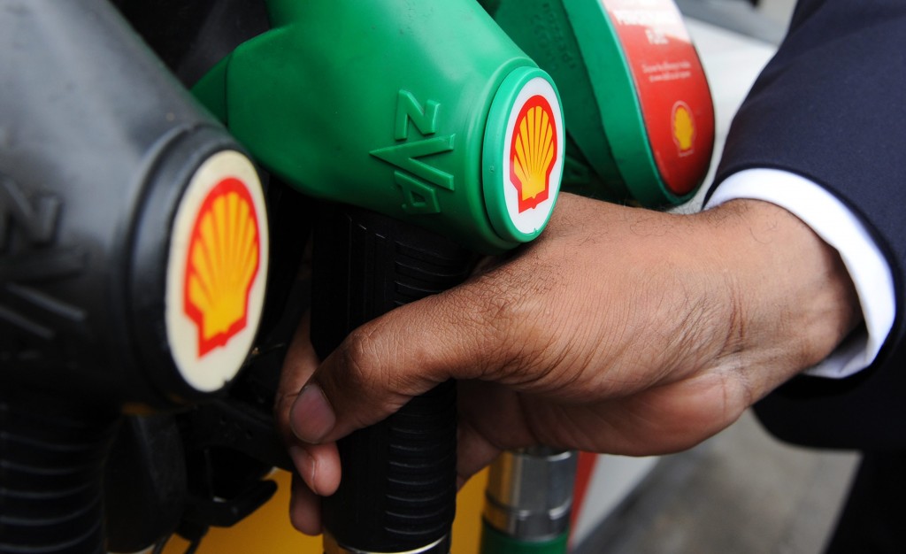 Een reclameactie waarmee Shell Duitse klanten aan zich wilde binden, is geëindigd in een pr-drama. Het klonk als een mooie belofte: wie binnen een maand 999 spaarpunten bij elkaar zou sprokelen bij tankstations, zou een e-reader krijgen. Punten konden echter niet alleen worden gespaard bij tankbeurten. Zo kregen ze 100 punten voor een chocoladereep van 1,29 euro. Om een zogenoemde Kindle e-reader ter waarde van 129 euro bij elkaar te sparen, hoefden klanten dus slechts 10 euro aan snoep te kopen, schrijft Der Spiegel. Dat de Kindle zo gemakkelijk te verdienen was, ging als een lopend vuurtje. Wat de meesten echter niet wisten, is dat er slechts 10.000 e-readers konden worden gewonnen. Veel klanten kwamen uiteindelijk van een koude kermis thuis en uitten en masse hun onvrede over Shell op sociale media. ,,Shell? Nooit meer'', is één van de vele kwade reacties. Shell heeft haar excuses aangeboden aan teleurgestelde klanten.