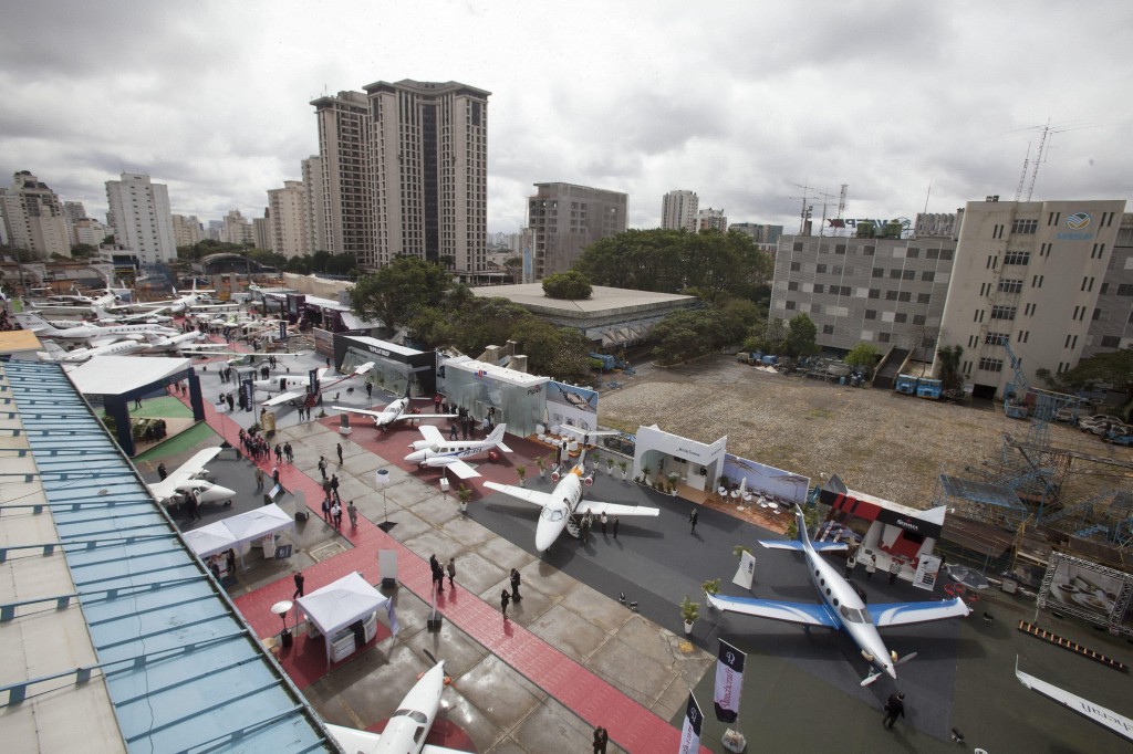 Nog even met je vrienden met een privéjet naar een wedstrijd op het WK in Brazilië? Vergeet het maar. Er is geen plek meer om je vliegtuig te parkeren. Voetbalgekke Russische oligarchen, Arabische sjeiks en Braliaanse magnaten, allemaal willen ze met hun buddy's een potje voetbal kijken tijdens het WK in Brazilië. Maar ze willen natuurlijk niet met een lijnvlucht, maar met hun privéjet naar de wedstrijd. Maar als je dichtbij de belangrijkste speelsteden wilde landen, had de deze week je slag moeten slaan. Binnen 24 uur waren er 5200 slots voor privé-vluchten uur vergeven, zo schrijft The Wall Street Journal. Het zijn vooral veel bedrijven die privé-vluchten verzorgen die zoveel mogelijk slots hebben gereserveerd. Wil je nog met je eigen vliegtuig naar een wedstrijd, dan is de kans groot dat je zult moeten landen in een andere stad waar niet gespeeld wordt. En dan moet je uiteindelijk toch weer in zo'n krappe stoel van een lijnvlucht wurmen.