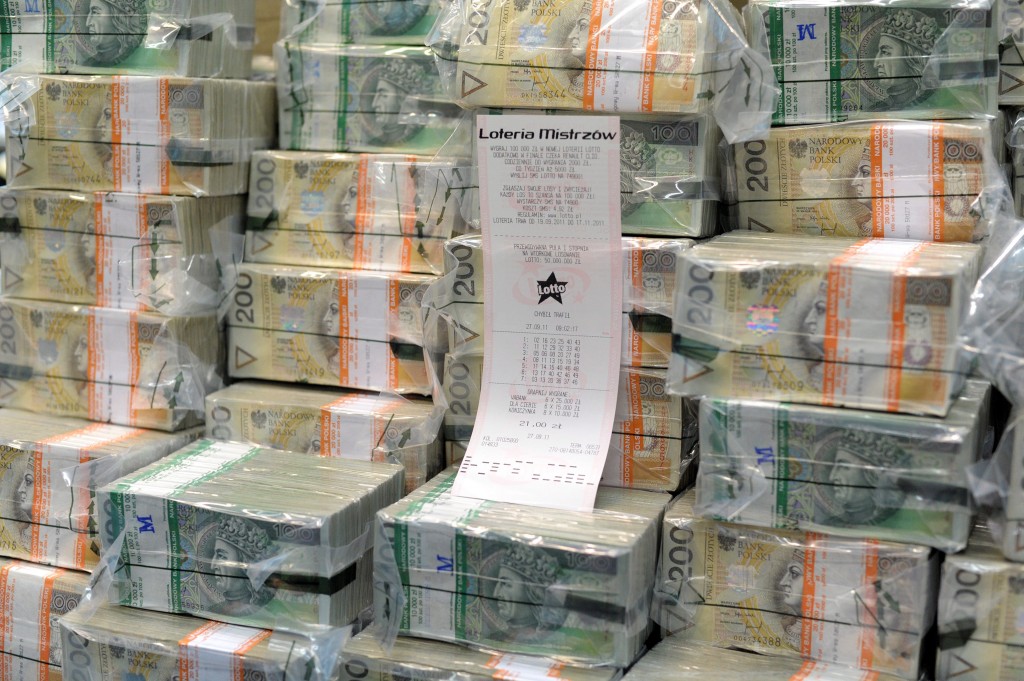 Commerzbank heeft twee valutahandelaren geschorst omdat zij zouden hebben getracht wisselkoersen te manipuleren. Dat heeft de Duitse bank woensdag bekendgemaakt. De handelaren zouden hebben geprobeerd de koers van de euro en de Poolse zloty te beïnvloeden. Volgens Commerzbank gaat het om een incident en is er geen sprake van grootschalige manipulatie door handelaren van de bank. De Duitse toezichthouder op de financiële markten liet dinsdag nog weten concrete bewijzen te hebben dat diverse banken valutakoersen hebben geprobeerd te manipuleren. Het ging daarbij veelal niet om de grote valuta, zoals de euro en de dollar, maar om kleinere munten. Eerder zei de Zwitserse toezichthouder al aanwijzingen te hebben gevonden dat er bij banken gesjoemeld wordt met de wisselkoersen. Verscheidene andere landen doen intussen ook onderzoek naar mogelijke fraude.