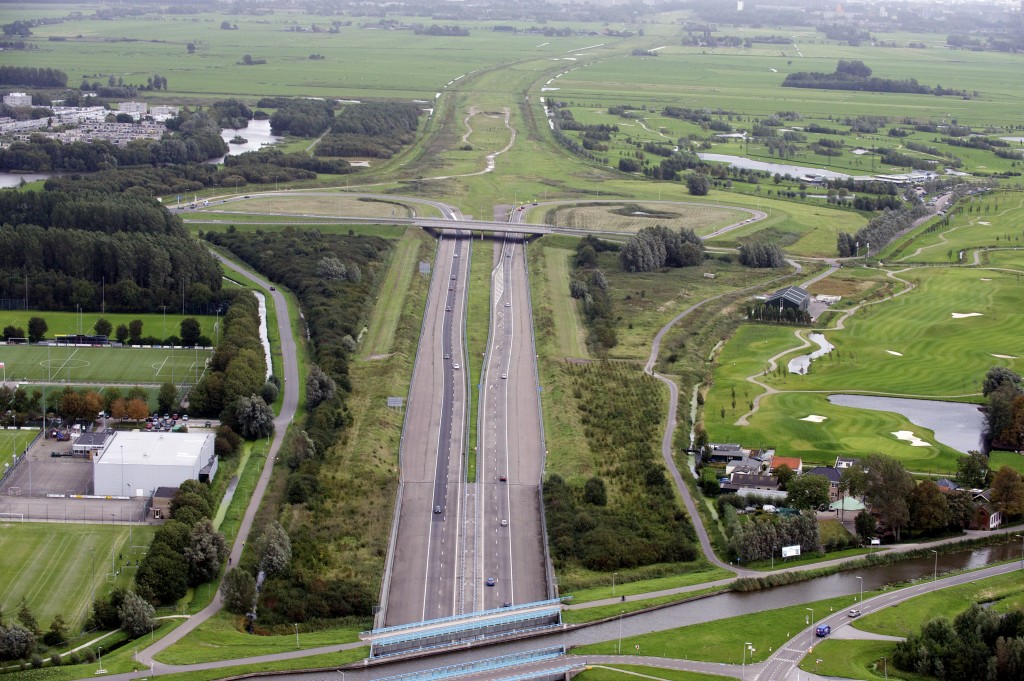 De bouwbedrijven die werken aan de aanleg van de snelweg A4 tussen Delft en Schiedam, beëindigen per direct de samenwerking met de Duitse onderaannemer Rugovac, die beschuldigd wordt van uitbuiting van zijn werknemers. Dat maakte het consortium, bestaande uit Heijmans, Boskalis en VolkerWessels, donderdag bekend. De bedrijven hebben na vragen van de vakbond FNV Bouw over Rugovac een onafhankelijk accountantsbureau de personeelsadministratie van de Duitse betonvlechter laten doorlichten. Uit dat onderzoek is volgens het consortium gebleken "dat er door Rugovac niet juist is gehandeld''. Het bedrijf had zijn papieren niet op orde en betaalde bovendien zijn personeel niet conform de geldende cao. De werknemers die betrokken zijn bij de werkzaamheden aan de A4 kunnen gewoon aan het werk blijven. Zij moeten dan voor de duur van het project in dienst treden van een ander bedrijf met een betere reputatie.