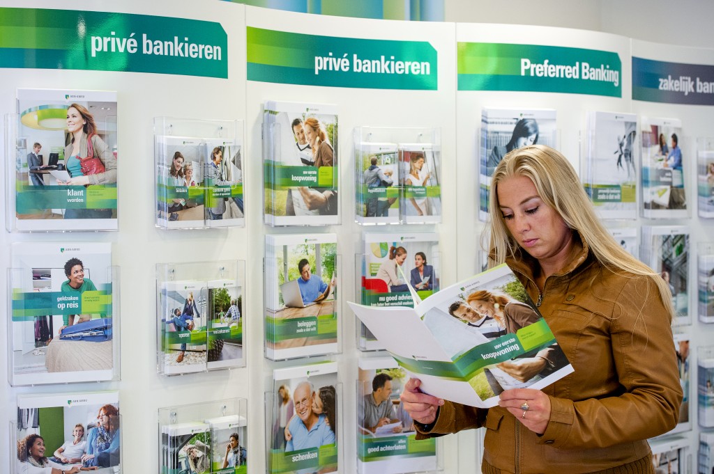 Gaat het nu wel of niet beter met de Nederlandse economie? De kwartaalresultaten die ABN Amro vrijdag bekend maakt, zeggen ook iets over twee belangrijke probleemgroepen: consumenten met hypotheekschulden die weinig uitgeven en MKB-bedrijven die het financieel zwaar hebben. Nederland leek donderdag even de zieligste jongetje van de eurozone. De economie kromp in het eerste kwartaal van dit jaar 1,4 procent, vergeleken met de laatste drie maanden van 2013, zo meldde Het Centraal Bureau voor de Statistiek (CBS). Maar er zat veel ruis in de cijfers. De zachte winter zorgde voor een lagere binnenlandse gasconsumptie en Nederland exporteerde ook minder gas. Bovendien zakten de autoverkopen in de eerste drie maanden van dit jaar in, omdat vooral leaserijders in de laatste maanden van vorig jaar nog even massaal waren ingesprongen op een laatste kans om te profiteren van fiscaal gunstige regels voor schonere auto's.
