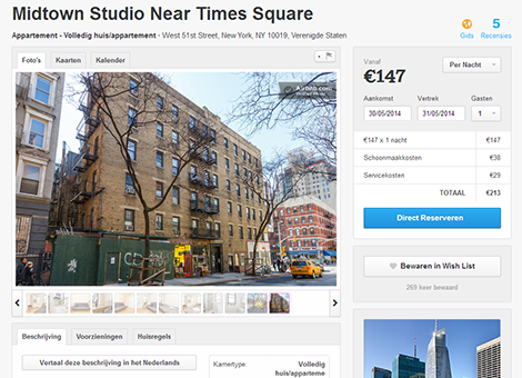 Airbnb heeft een deal gesloten met de procureur-generaal van de staat New York. Die krijgt de beschikking over de gegevens van verhuurders van appartementen op de accomodatiewebsite, maar wel geanonimiseerd. Airbnb ligt al een jaar lang overhoop met de autoriteiten in de grootste stad van de Verenigde Staten, schrijft The New York Times woensdag. Die willen de illegale verhuur van appartementen via de website aanpakken. Daarbij gaat het vooral om verhuurders die op grote schaal appartementen aanbieden en in feite illegale hotels runnen. Die woningen worden bovendien onttrokken aan de huurmarkt, terwijl de appartementen in New York toch al schaars zijn. Het is niet verboden om als individu jouw stulpje aan te bieden, zolang het maar een permanente bewoner heeft en de verhuur niet langer dan 30 dagen is. Gegevens verhuurders geanonimiseerd Een jaar geleden probeerde procureur-generaal Eric Schneiderman van de staat via gerechtelijke stappen al aan de gegevens van Airbnb-verhuurders in de stad te komen. Dat verzoek werd vorige week door de rechter afgewezen, omdat het te breed zou zijn. Nu zijn Airbnb en Schneiderman het alsnog eens geworden over het verstrekken van gegevens, op voorwaarde dat individuele verhuurders niet te achterhalen zijn. Schneiderman heeft een jaar de tijd om illegale praktijken te ontdekken op basis van de informatie. Mochten er aanwijzingen zijn dat een Airbnb-verhuurder de wet overtreedt, dan kan Schneiderman alsnog de persoonlijke gegevens opvragen bij de verhuursite. Blauwdruk voor andere steden De overeenkomst in New York is volgens Schneiderman "een blauwdruk voor andere plekken in het land waar dit probleem speelt". Zo worstelt bijvoorbeeld San Francisco, nog een plek met enorme schaarste op de woningmarkt, met de vraag hoe Airbnb te reguleren. Ook in Amsterdam ontstond ophef over Airbnb. De gemeente onderzocht of de verhuur van woningen door particulieren aan toeristen de hotelbranche schaadt en kwam tot de conclusie dat daar geen sprake van is. Particuliere verhuur aan toeristen maakt 2 procent uit van alle overnachtingen in de Nederlandse hoofdstad. Wel oordeelde de rechter eind vorig jaar dat een huiseigenaar zijn woning niet mag verhuren aan toeristen zonder uitdrukkelijke toestemming van de Vereniging van Eigenaren. Lees ook Via Airbnb of Wimdu je woning verhuren in Amsterdam? Dit zijn de regels