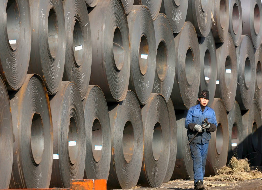 Het Chinese staalconcern Baosteel heeft samen met het Australische transportbedrijf Aurizon een bod gedaan op de producent van ijzererts en steenkool Aquila Holdings. Daarmee wordt het mijnbouwbedrijf gewaardeerd op 1,4 miljard Australische dollar (935 miljoen euro). Dat werd maandag bekendgemaakt door de partijen. Met de overname van Aquila wil Baosteel de levering van steenkool en ijzererts, de grondstof van staal, veiligstellen. Aquila is voor de helft eigenaar van het grote ijzerertsproject West Pilbara dat wordt ontwikkeld in het westen van Australië. De andere helft van het project is in handen van de investeringsmaatschappij AMCI en het Zuid-Koreaanse staalconcern Posco. Baosteel heeft al een belang in Aquila en wil dit uitbouwen tot 85 procent. Aurizon zou dan de rest van het bedrijf krijgen. De logistiek dienstverlener wil met de overname de controle nemen over de infrastructuur rond West Pilbara, waaronder de aanleg van spoorlijnen en een nieuwe haven.