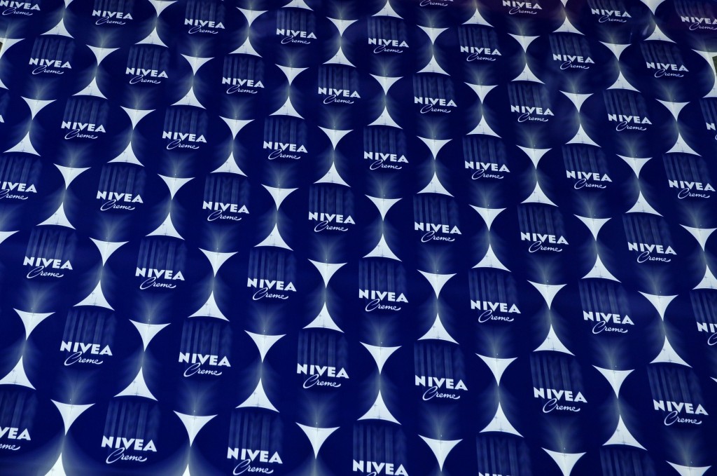 De Duitse producent van verzorgingsproducten Beiersdorf heeft de omzet in het eerste kwartaal verder verhoogd. Zowel in Europa als de opkomende markten trokken de verkopen verder aan, zo meldde de producent van merken als Nivea, Labello en Hansaplast donderdag. Beiersdorf boekte vorig kwartaal een omzet van 1,6 miljard euro. Daarmee lagen de opbrengsten ondanks negatieve wisselkoerseffecten ruim 1 procent hoger dan een jaar eerder. Gecorrigeerd voor wisselkoersen steeg de omzet met bijna 7 procent. Het bedrijfsresultaat (ebit), afgezien van eenmalige posten, verbeterde met bijna 10 procent tot 235 miljoen euro. De nettowinst zakte met 11 miljoen euro tot 155 miljoen euro. Beiersdorf boekte opnieuw een sterke groei in Latijns-Amerika, Azië en Afrika. Daarnaast stegen de verkopen in de Verenigde Staten met 7,5 procent en ging de omzet in Europa met bijna 1 procent omhoog. Het bedrijf hield vast aan de verwachting dat de verkopen dit jaar met 4 tot 6 procent kunnen groeien. De winstmarge moet daarbij licht verbeteren.