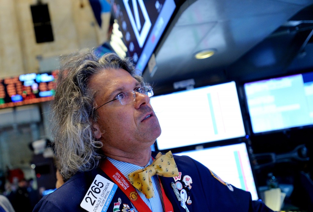 De Amerikaanse aandelenbeurzen zijn dinsdag met winst geopend. De brede S&P 500-index, die voor het lange weekeinde voor eerst boven de 1900 punten eindigde, lijkt daarmee de recordreeks voort te zetten. De stemming werd gesteund door een goed bericht over de Amerikaanse economie. De Dow Jones-index noteerde een kwartier na de aanvang van de handel 0,4 procent hoger op 16.666 punten. De brede S&P 500 klom 0,5 procent tot 1.909 punten en technologiegraadmeter Nasdaq steeg 0,7 procent tot 4215 punten.