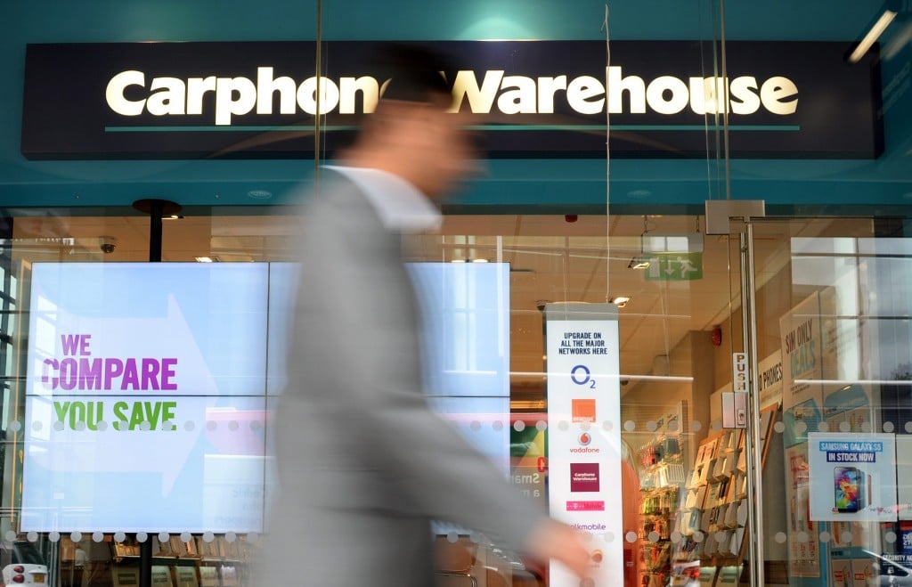 De Britse winkelketens Dixons en Carphone Warehouse gaan samen verder. De aandelen in het fusiebedrijf worden gelijk verdeeld over de huidige aandeelhouders van beide ondernemingen. Dat maakten de bedrijven donderdag bekend. Britse media meldden afgelopen weekeinde al dat de deal rond was. Dixons heeft ruim 900 winkels in 12 landen, waar de gelijknamige elektronicazaken in Nederland overigens niet bij horen. Carphone Warehouse is in Nederland met 211 winkels actief onder de naam Phone House. Het bedrijf heeft ongeveer 2000 winkels in zeven Europese landen. De gefuseerde onderneming gaat verder onder de naam Dixons Carphone en wordt volgens de bedrijven "een Europese leider'' op het gebied van consumentenelektronica, mobiele telefonie en aanverwante diensten. De fusie levert kostenvoordelen op die naar verwachting oplopen tot 80 miljoen pond (98 miljoen euro) in het gebroken boekjaar 2017/2018.