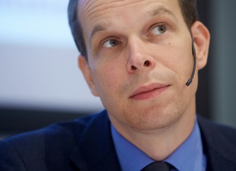 Hoewel de economische groei van vorig jaar volledig is weggevaagd, zegt de krimp van 1,4 procent in het eerste kwartaal niks over de onderliggende economische ontwikkelingen. Dat zei Peter Hein van Mulligen, de hoofdeconoom van het CBS, donderdag in een toelichting op de cijfers. "We zijn eigenlijk terug bij af, maar onderliggend is er nog steeds sprake van herstel'', aldus Van Mulligen. Hij wijt de economische terugval van Nederland vrijwel volledig aan de tegenvallende gasproductie door het zachte weer. Doordat het in januari, februari en maart een stuk warmer was dan normaal rond deze tijd, werd er fors minder gas verstookt en uitgevoerd naar omringende landen. Gas vertekent cijfers De export van Nederlandse producten lag afgelopen kwartaal iets lager dan een jaar eerder. Zonder de uitvoer van gas mee te rekenen, zou dit cijfer juist bijna 3 procent zijn gegroeid. De consumptie daalde vergeleken met het eerste kwartaal vorig jaar 2 procent. Wanneer de daling van het gasverbruik door huishoudens niet wordt meegerekend, is de consumptie slechts zo'n 0,7 procent teruggelopen. Tekenen van herstel Van Mulligen ziet tekenen van herstel het duidelijkst bij de investeringen van bedrijven. Die zijn afgelopen kwartaal juist toegenomen, hoewel vanwege fiscale maatregelen minder leasewagens werden aangeschaft. De industriële productie lag bijna 4 procent hoger dan een jaar eerder. Veel ondernemingen hebben weer de behoefde om investeringen te doen in bijvoorbeeld machines en installaties. Ook werd meer geld in bedrijfsgebouwen gestopt. Meer banen noodzakelijk voor groei consumptie Of de crisis al voorbij is, zoals minister Jeroen Dijsselbloem van Financiën onlangs opperde, valt volgens de CBS-econoom moeilijk te zeggen. "De Nederlandse economie bevindt zich nog altijd ver onder het niveau van voor de crisis. En het onderliggend herstel is zeer broos'', stelt Van Mulligen. "Wil de consumptie van huishoudens komende tijd echt gaan aantrekken, dan moeten er eerst meer banen bijkomen.'' De werkgelegenheid liep in het eerste kwartaal verder terug met zo'n 32.000 banen, ten opzichte van het voorgaande kwartaal. De stijging van de werkloosheid vlakte wel af, voornamelijk omdat veel jongeren er voor kiezen niet naar een baan te zoeken maar langer door te studeren.