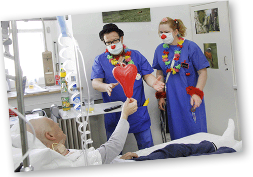 Ook clowns hebben zorgen: zwaar opgemaakt en met rode neuzen zijn Duitse CliniClowns woensdag in Berlijn de straat opgegaan om overheidssubsidie te eisen. Alleen dan kunnen zij op lange termijn zieke kinderen en andere patiënten afleiding blijven bieden. Er komen niet genoeg donaties binnen van particulieren en bedrijven voor de vereniging Clowns in Medizin und Pflege. Uit een opiniepeiling blijkt evenwel dat 76 procent van de Duitsers wil dat patiënten door professionele CliniClowns worden vermaakt. Ook in Nederland is CliniClowns geheel afhankelijk van donaties van particulieren en bedrijven. "Wij ontvangen geen subsidie'', aldus de organisatie. Die probeert met een "multimediale aanpak'' meer kinderen te kunnen bereiken.
