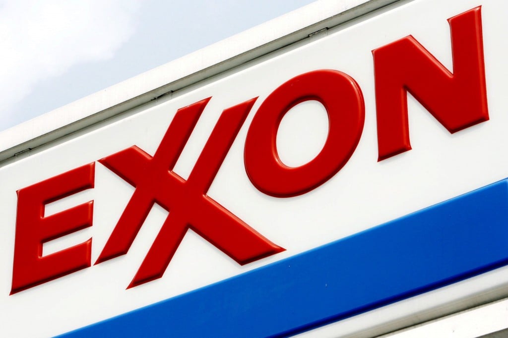 ExxonMobil heeft in het eerste kwartaal de winst zien dalen. De krimp was echter kleiner dan analisten hadden verwacht. De markt is wel beducht op mogelijke gevolgen voor het Amerikaanse oliebedrijf van de sancties tegen Rusland. De nettowinst over het eerste kwartaal kwam uit op 9,1 miljard dollar (6,5 miljard euro), tegen 9,5 miljard dollar in dezelfde periode vorig jaar, zo werd donderdag bekend. De productie kwam 5,6 procent lager uit dan in 2013. Exxon heeft al eerder aangekondigd dit jaar bijna 40 miljard dollar te investeren in de zoektocht naar olie. Honderden miljoenen dollars gaan onder meer naar proefboringen in de Russische Karazee, die deel uitmaken van een langlopende overeenkomst met het Russische staatsolieconcern Rosneft. Tot nu toe hebben de westerse sancties tegen Rusland als gevolg van de crisis in Oekraïne niet geleid tot maatregelen tegen westerse bedrijven die in Rusland actief zijn, maar president Vladimir Poetin merkte deze week wel op dat er "risico's" voor de ondernemingen op de loer liggen.