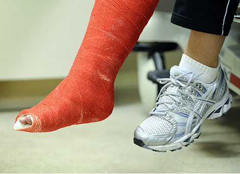 Een 61-jarige man die zei dat hij was beroofd terwijl hij met een voet in het gips over straat liep in Goes, blijkt het hele verhaal te hebben verzonnen. Helemaal niemand heeft iets gezien, de twee 'rovers' zijn niet te zien op bewakingscamera's, de verklaringen van de man waren tegenstrijdig en hij heeft vaker ongelukken verzonnen. Dat meldde de politie zaterdag. De man, een zwerver uit Roermond, zei dat hij op een druk plein was belaagd door twee jongemannen op een scooter. Die zouden hebben geprobeerd een boodschappentas uit zijn handen te trekken. De man gaf aan dat hij zijn tas niet losliet en daardoor omver werd getrokken. Hij zou met zijn buik op straat zijn gevallen. De man belde zelf een ambulance. In het ziekenhuis bleek dat zijn stoma kapot was. Het is niet bekend of hij dat zelf heeft gedaan. "Het kan heel goed zijn dat het al kapot was'', aldus de politie. Die weet nog niet of de man wordt vervolgd voor het doen van een valse aangifte. In Roermond heeft de man ook als eens een ongeluk geveinsd en zelf de ambulance gebeld.