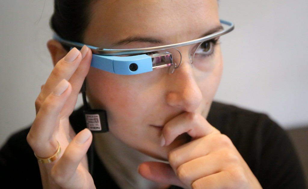 De NOS experimenteert met de inzet van Google Glass. Bezitters van de bril kunnen in de toekomst via een app het radionieuws via Google Glass horen. De verslaggevers gaan zelf ook met Google Glass op pad om nieuwsitems op te kunnen nemen en direct online te kunnen zetten. Dit gaat gebeuren met een Google Glass Reporter app. De apps zijn 'te zijner tijd' te downloaden, zo meldt de NOS op haar weblog. De omroep organiseerde eind april een Google Glass Developers Day. "De afgelopen maandag ging helemaal op aan het brainstormen en ontwikkelen van toepassingen voor Google Glass", aldus de NOS. Ook nieuwssite NU.nl hield begin dit jaar een vergelijkbare dag om te experimenteren met de Google-bril. Bril kost ruim 1000 euro Waarom de NOS nu al inzet op Google Glass is niet duidelijk. Vooralsnog zijn er slechts tientallen Nederlanders in het bezit van de bril, die officieel alleen in de Verenigde Staten te koop is. Google Glass zal later dit jaar naar verwachting verkrijgbaar zijn in Nederland. Of dit tot grote aantallen Glass-bezitters gaat leiden is nog maar de vraag: de gadget kost meer dan 1000 euro.a