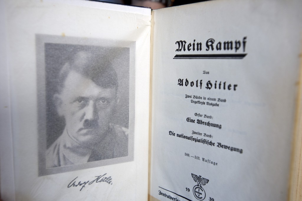 Hielp de aanleg van het Duitse snelwegennet echt om de populariteit van het Nazi-regime te schragen? Twee economen zochten naar hard kwantitatief bewijs. "Ja, maar hij heeft wel de Autobahn aangelegd." Bij alle kritiek op de gruwelen van Hitlers' Nazi-regime dook deze vergoelijking regelmatig op na de Tweede Wereldoorlog bij gesprekken tussen jongere en oudere Duitsers. De Autobahn als fundament van Hitlers vroege populariteit. Twee Duitse onderzoekers, een econoom en een economisch historicus, namen geen genoegen met anekdotische verhalen. Ze besloten onlangs na te gaan of er ook hard bewijs is voor het idee dat de Autobahn sterk bijdroeg aan Hitlers populariteit in de jaren 1930. Zie daarvoor dit artikel op de site Vox. De achterliggende vraag is uiteraard of politici met brood en spelen, of Grote Werken, middelen hebben om hun aanhang te vergroten. Aanleg van Autobahn Vrijwel meteen na de feitelijke politieke machtsovername van de Nazi's in maart 1933, maakte Hitler vaart met de plannen voor de aanleg van een landelijk dekkend netwerk van snelwegen. In september 1933 begonnen de eerste werken, in 1935 waren de eerste stukken snelweg voltooid en in 1938 lag er 3.500 kilometer snelweg. Militaire overwegingen speelden bij de start van de verwoede wegenbouw nauwelijks een rol, stellen onderzoekers Nico Voigtländer en Hans-Joachim Voth. De plannen voor de bouw van een nationaal snelwegennet stamden al uit de jaren 1920 en werden door Hitler met kleine wijzigingen overgenomen. De aanleg van snelwegen begon ook niet met het verbinden van de belangrijkste stedelijke centra. In plaats daarvan werd op 17 plaatsen in Duitsland tegelijk begonnen met de aanleg van stukken snelweg. Daarbij kwamen kruisverbindingen tot stand in 131 van de 901 kiesdistricten in Duitsland. Kiezerssentiment Dit gegeven hebben de onderzoekers aangegrepen om kwantitatief onderzoek te doen naar de mate van verzet tegen Hitlers' bewind in respectievelijk november 1933 en augustus 1934. Eind 1933 werden er nieuwe verkiezingen voor Reichstag gehouden, met de NSDAP als enige beschikbare partij. Iets minder dan een jaar later vond een volksstemming plaats ter goedkeuring van de bundeling van de functies van president en rijkskanselier in de persoon van Hitler. De onderzoekers zijn nagegaan of er, los van andere ontwikkelingen, een verschil was in sympathie voor het Nazi-regime, naar gelang een kiesdistrict al dan niet te maken had met de aanleg van een stuk Autobahn. Hiermee hebben ze geprobeerd te ondervangen dat er noch in november 1933, noch in augustus 1934 sprake was van vrije verkiezingen. Uit de analyse blijkt dat er inderdaad een significant verschil valt waar te nemen in de stemmingsuitslagen tussen 1933 en 1934. In gebieden waar stukken Autobahn werden aangelegd slonk het verzet tegen het Nazi-regime veel sneller dan in gebieden waar dat niet het geval was. Geen economisch wonder, wel teken van daadkracht De conclusie is dus: ja, Hitler profiteerde duidelijk van de aanleg van de Autobahn. De onderzoekers wijten dit overigens niet aan het directe economische voordeel: het plan was om 600 duizend mensen een baan te bieden bij de aanleg van het snelwegennet, maar dat werden er maar 125 duizend. Transportvoordelen waren er ook nauwelijks: het private autobezit was in Duitsland ten tijde van de aanleg van de Autobahn nog minimaal. De grootste aantrekkingskracht van de aanleg van de Duitse snelwegen, zo stellen de onderzoekers, lag in het beeld van daadkracht dat hiermee werd opgeroepen. Een zichtbaar bewijs dat het nieuwe regime de energie en organisatorische capaciteiten had om het kwakkelende Duitsland weer in beweging te krijgen. Lees ook Hitler zit Google Maps weer dwars