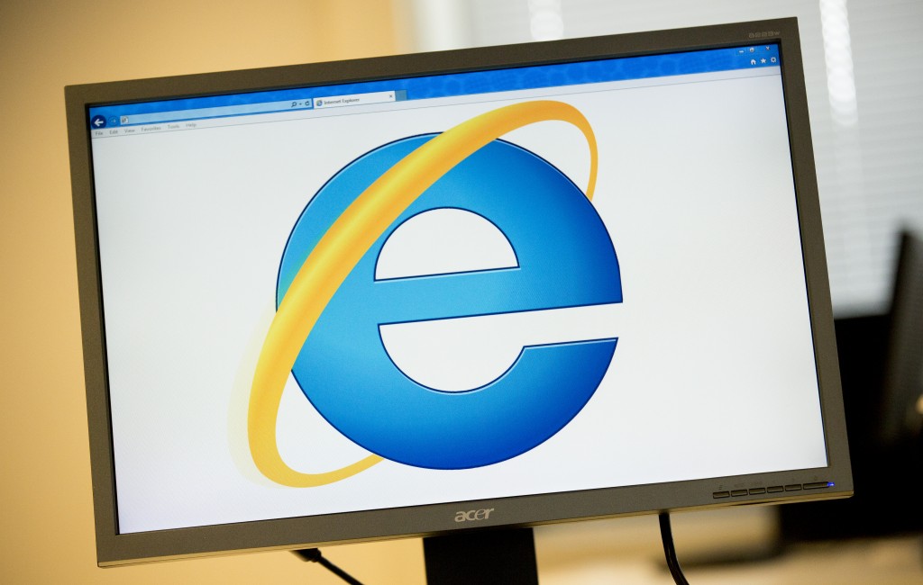 Microsoft heeft donderdag een update uitgebracht die het grote beveiligingslek in Internet Explorer verhelpt. Dat meldt het softwarebedrijf op zijn blog. Gebruikers die automatisch updaten hebben ingeschakeld, krijgen de update vanzelf. Anderen moeten de update handmatig binnenhalen via Windows Update. Beveiligingsbedrijf FireEye ontdekte afgelopen weekend een groot lek in versies 6 tot en met 11 van Internet Explorer. Daardoor kunnen hackers onder meer toegang krijgen tot een computer, programma's installeren en gegevens verwijderen simpelweg door het bezoeken van een 'besmette' website. (Lees hier meer over het lek in Internet Explorer.) Gebruik andere browser dan Internet Explorer Het gevaar was zo ernstig dat het het Amerikaanse ministerie van Binnenlandse Veiligheid en de Nederlandse politie het gebruik van Internet Explorer afraadden. Een groep hackers zou volgens FireEye de kwetsbaarheid misbruiken en gerichte aanvallen hebben uitgevoerd op versies 9 tot en met 11 van Internet Explorer. Met name Amerikaanse bedrijven die actief zijn in defensie en de financiële sector zouden daarbij het doelwit zijn geweest. Ook update voor Windows XP Opvallend is dat Microsoft ook een update voor Windows XP uitbrengt om het beveiligingslek te dichten. Dat terwijl het softwareconcern begin april het onderhoud voor dat verouderde besturingssysteem beëindigde. Microsoft heeft toch een uitzondering gemaakt, omdat het beëindigen van de ondersteuning voor XP nog maar kort geleden is, laat een woordvoerder weten aan The Wall Street Journal. Microsoft blijft gebruikers adviseren om over te stappen van Windows XP naar een nieuwe versie van het besturingssysteem. Lees ook Heartbleed: hoe een enorm beveiligingslek het internet doet bloeden