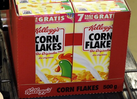 Kellogg, fabrikant van onder meer Cornflakes en Rice Krispies, heeft minder omzet behaald in het eerste kwartaal van dit jaar. Dat was vooral het gevolg van groeiende concurrentie van huismerken van supermarkten op het gebied van ontbijtgranen. De omzet daalde met 3,1 procent tot 3,7 miljard dollar, maakte het Amerikaanse voedingsmiddelenbedrijf donderdag bekend. Het gaat om het vierde kwartaal van omzetdaling op rij. De nettowinst ging wel omhoog, met bijna een derde (32 procent) tot 406 miljoen dollar (292 miljoen euro). Kellog houdt vast aan de verwachting van een omzetgroei van ongeveer 1 procent in heel 2014. Het bedrijfsresultaat groeit dit jaar met maximaal 2 procent.