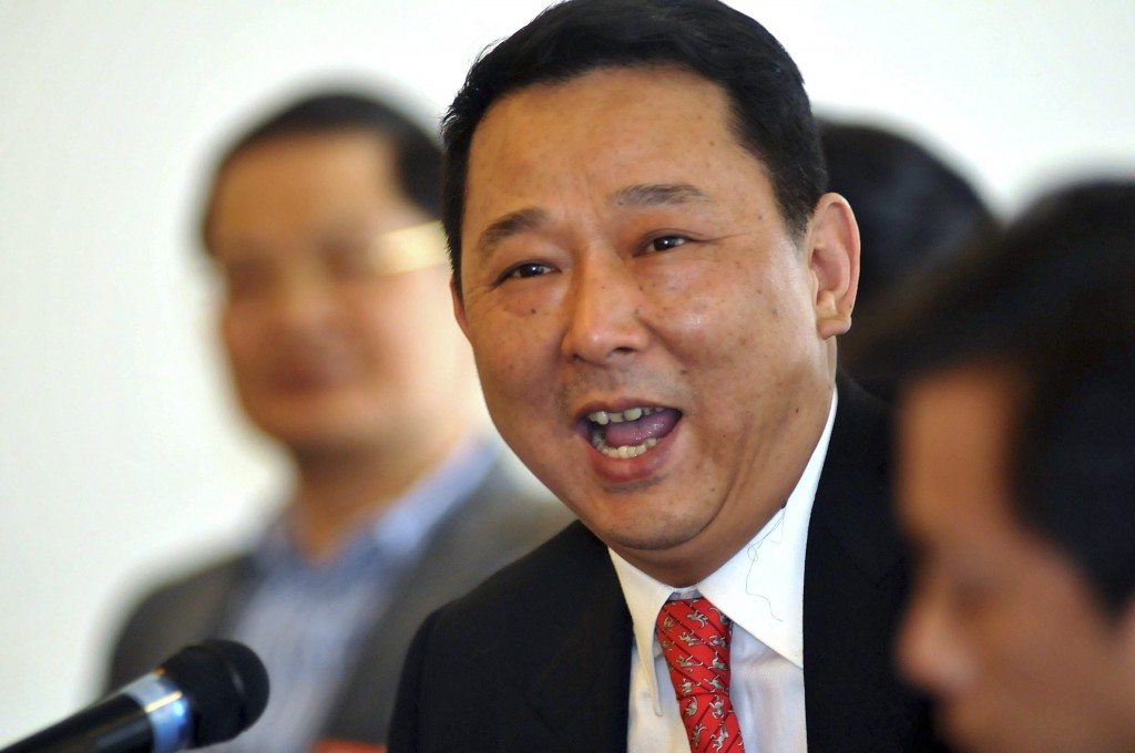 Enkele jaren geleden nog een gevierd zakenman, één van de honderd rijkste Chinezen. Vrijdag kreeg voormalig tycoon Liu Han de doodstraf opgelegd als leider van een 'mafia-achtige' bende. Gevallen in strijd rond corruptie en macht op het hoogste politieke niveau in China. Liu Han kreeg vrijdag door het Hof in de Chinese provincie Hubei de doodstraf opgelegd. Als leider van een 36 leden tellende 'mafia-achtige' bende werd hij verantwoordelijk gehouden voor een criminele activiteiten die zich over meer dan twee decennia uistrekten. Liu zou zich hebben bezig gehouden met illegale zelfverrijking, zich uittrekkend tot afpersing en meervoudige moorden. In het vonnis worden ook activiteiten als samenspanning met lokale overheidsfunctionarissen genoemd, voor het exploiteren van illegale gokactiviteiten. Liu zelf heeft, sinds hij in maart afgelopen jaar werd opgepakt, altijd fel ontkend. Wel blijkt uit verklaringen van naast medewerkers, opgetekend in een portret door persbureau Reuters, dat hij er een extravragante levenstijl op nahield.