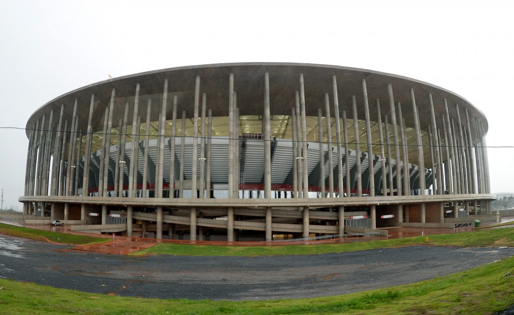 Het stadion dat in de stad Brasilia wordt gebouwd voor het Wereldkampioenschap voetbal 2014, gaat meer dan 650 miljoen euro kosten. Onderzoeksautoriteiten in Brazilië vermoeden dat sprake is van grootschalige corruptie. Waar ook ter wereld, het lukt vrijwel nooit om grote infrastructuurprojecten die met overheidsgeld worden bekostigd binnen het budget af te krijgen. Een sprekend Nederlands voorbeeld: de aanleg van de Amsterdamse Noord-Zuidlijn, een metroverbinding waarvan de kosten zijn opgelopen tot 3,1 miljard euro, pakweg het dubbele van de oorspronkelijk planning. Maar het kan altijd erger: de twaalf stadions die Brazilië bouwt voor het Wereldkampioenschap voetbal deze zomer, een project dat naar verwachting bijna 12 miljard dollar gaat kosten, zijn inmiddels vier keer zo duur als oorspronkelijk gedacht. Hierbij is volgens Braziliaanse fraude-instanties echter meer aan de hand dan mismanagment, zo meldt persbureau AP. Zo hebben opsporingsinstanties onder meer onderzoek gedaan naar de van het nieuwe voetbalstadion in de stad Brasilia.