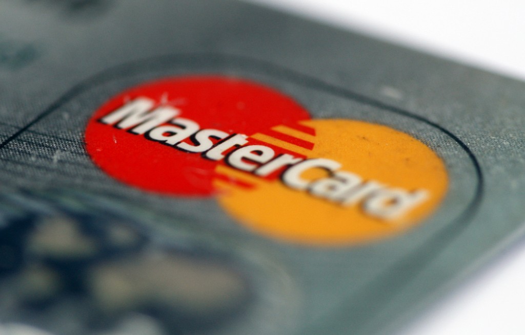 MasterCard heeft in het vierde kwartaal bijna 30 procent meer winst geboekt dan een jaar eerder. Net als branchegenoten Visa en American Express profiteerde het Amerikaanse bedrijf van aantrekkende bestedingen van consumenten. MasterCard meldde vrijdag een nettowinst van 801 miljoen dollar (708 miljoen euro) over het afgelopen kwartaal, tegen 623 miljoen dollar een jaar eerder. De winst overtrof de verwachtingen van analisten. In heel 2014 steeg de winst van MasterCard met 14 procent naar 3,6 miljard dollar.