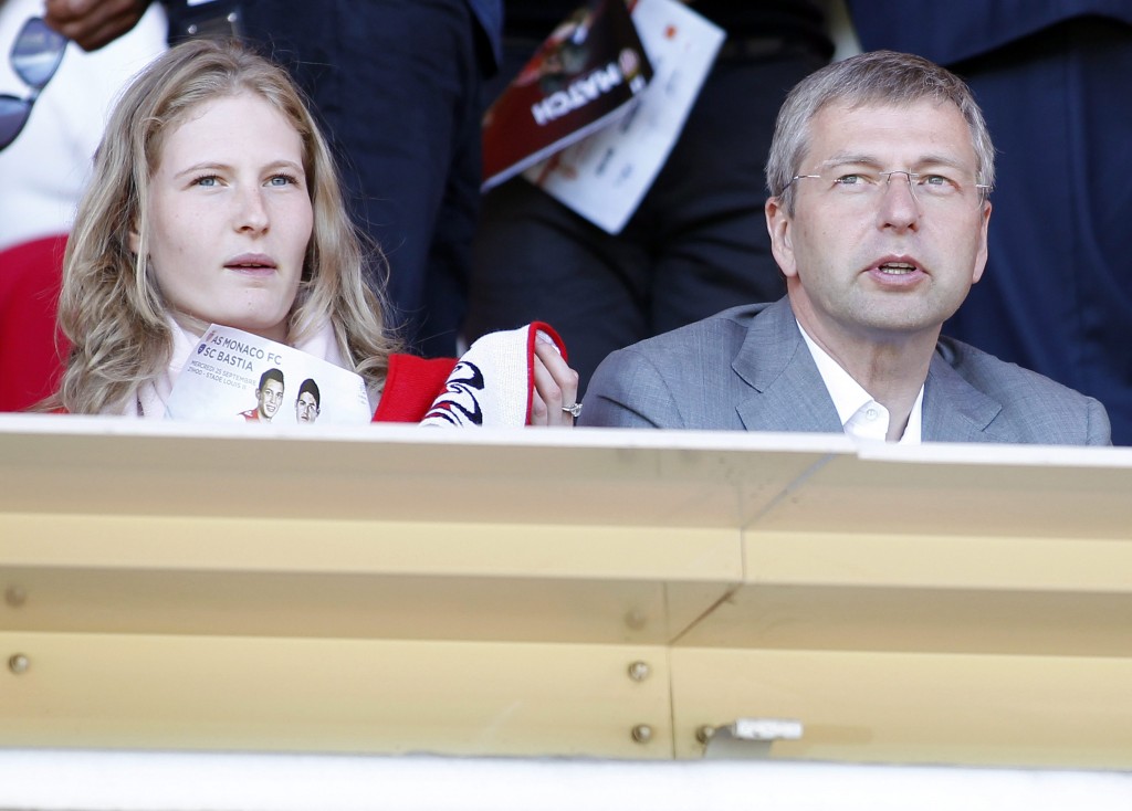 De Russische kunstmesttycoon Dmitri Rybolovlev stevent af op de duurste scheiding ooit. De rijke Rus Dmitri Rybolovlev moet van de rechter in Zwitserland bij de scheiding van zijn vrouw Elena meer dan 4 miljard Zwitserse frank (ruim 3,2 miljard euro), de helft van zijn vermogen, afstaan. Het bedrag dat Rybolovlev moet uitkeren aan zijn ex, stelde de rechter in Genève vast op 4.020.555.987 frank en 20 centimes (3.286.444.124 euro en 38 cent). Zwitserse media meldden dinsdag dat dit de duurste echtscheiding ooit is, als de regeling in hoger beroep standhoudt.