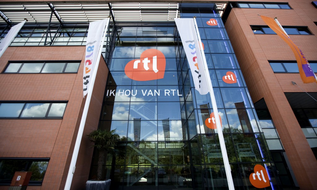 RTL Group heeft de inkomsten uit reclames in Nederland en de meeste andere Europese markten in het eerste kwartaal zien stijgen. Dat meldde het Luxemburgse moederbedrijf van zenders RTL4, 5 ,7 en 8 donderdag. De totale omzet van RTL stabiliseerde vorig kwartaal op 1,3 miljard euro. Negatieve wisselkoerseffecten werden daarbij gecompenseerd door een stijging van de reclame-inkomsten, die alleen in Duitsland nog afnamen. De nettowinst van RTL Group zakte met 31 procent tot 92 miljoen euro. Die daling werd veroorzaakt door een eenmalige meevaller bij de afschrijvingen vorig jaar. RTL zag de reclame-inkomsten in Nederland ook stijgen. Daardoor nam niet alleen de omzet toe, maar groeide ook het bedrijfsresultaat (ebita) met 50 procent tot 6 miljoen euro.