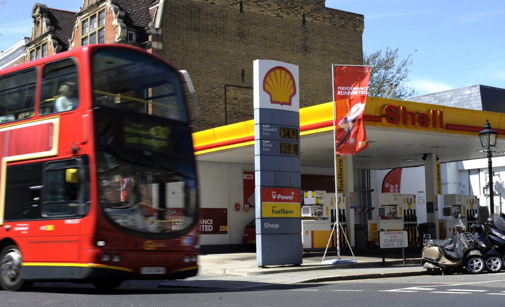 Shell heeft geen plannen om zijn divisie downstream, voor de raffinage van ruwe olie en de verkoop van motorbrandstoffen, af te stoten. Dat zei bestuursvoorzitter Ben van Beurden van het energieconcern dinsdag tijdens de algemene aandeelhoudersvergadering na een vraag van de Vereniging van Effectenbezitters (VEB). De VEB wilde onder meer van de topman weten of het geïntegreerde model, van winning enerzijds en raffinage en chemie anderzijds, nog bestaansrecht heeft. De afgelopen jaren stond de downstreamtak onder druk, vooral door overcapaciteit in raffinage, resulterend in margedruk. Zonder de downstreamdivisie zou Shell het volgens de VEB financieel beter doen.